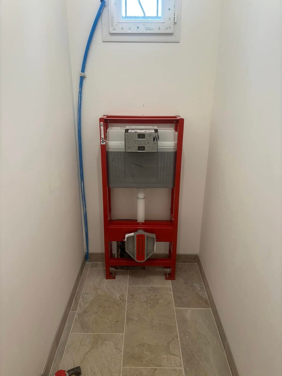 Bâti-support de WC suspendu posé et réglé avant habillage