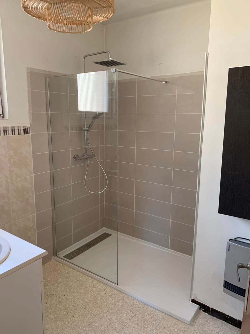 Pièce d'eau complète avec douche à l'italienne et receveur extra-large