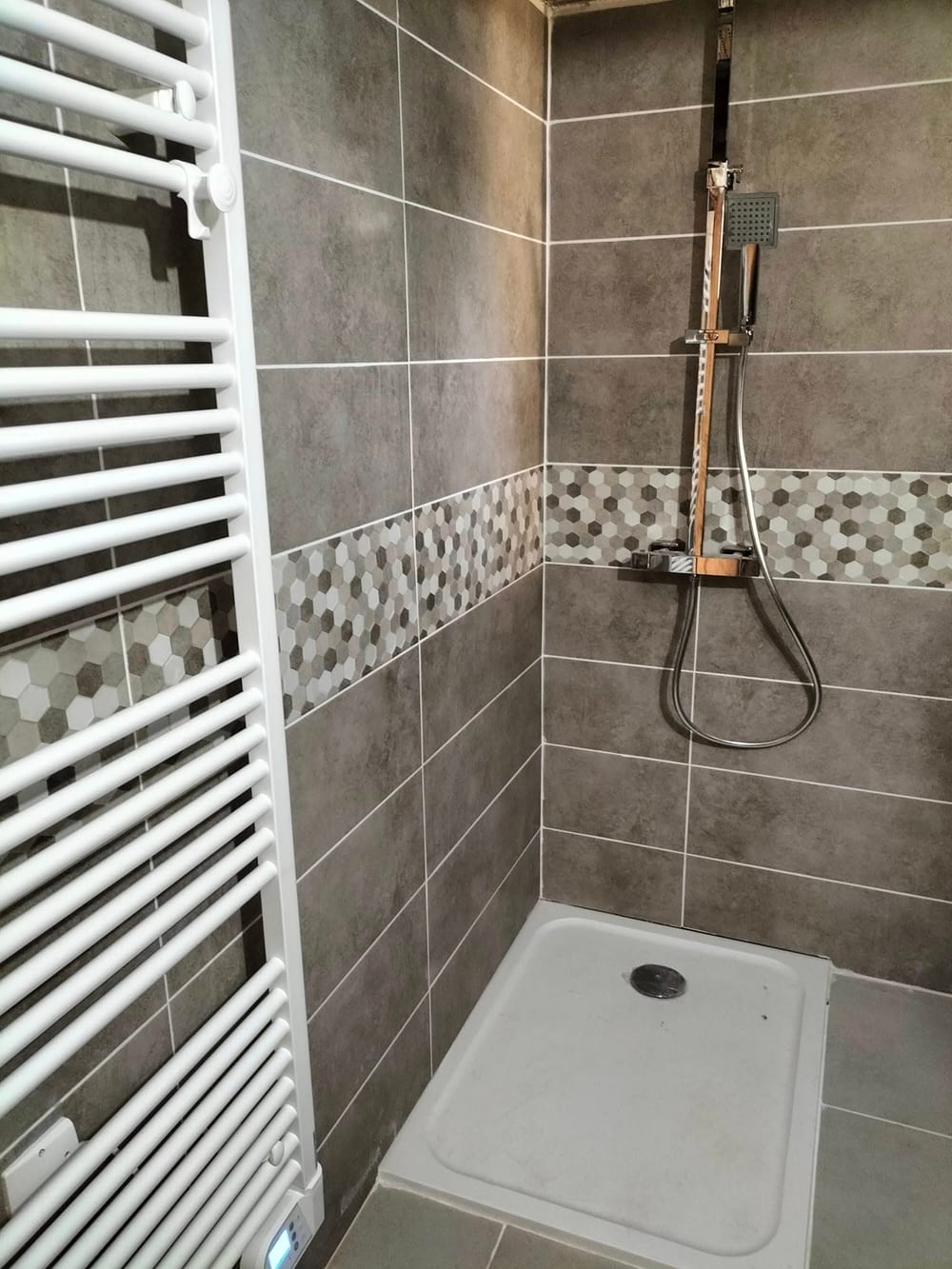 Sèche-serviettes posé dans une salle de bains carrelée