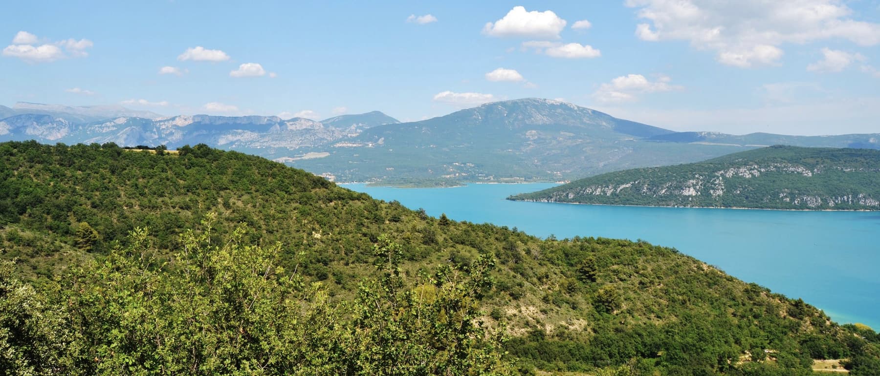Le lac de Sainte-Croix et les collines du Verdon, zone d'intervention en Haute-Provence